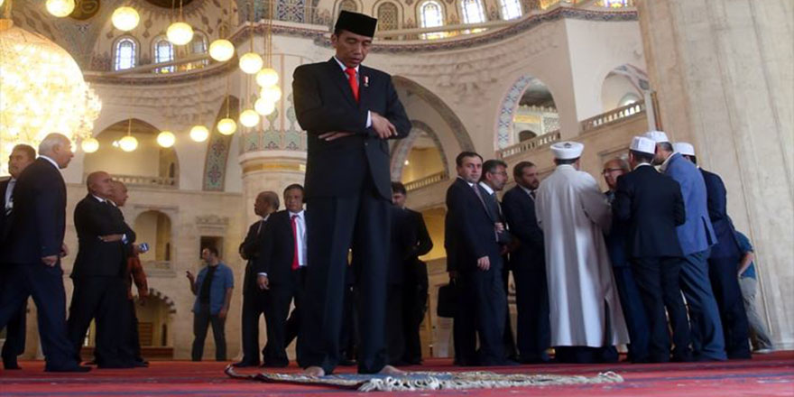 Endonezya Cumhurbaşkanı önce namazını kıldı