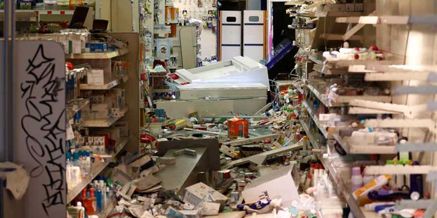 Almanya'da protestocular dükkanları yağmalıyor