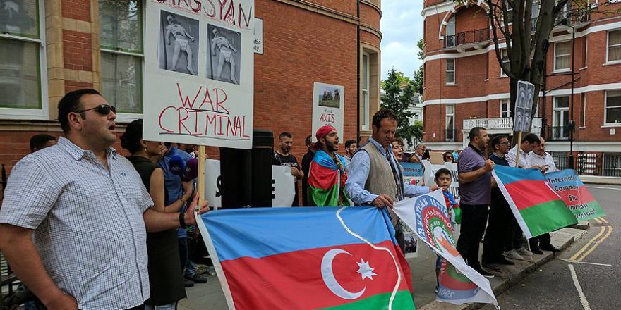 Ermenistan'ın sivillere saldırısı Londra'da protesto edildi