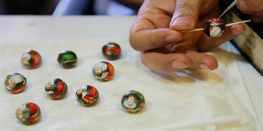 Padişah portreli tespih diziyor