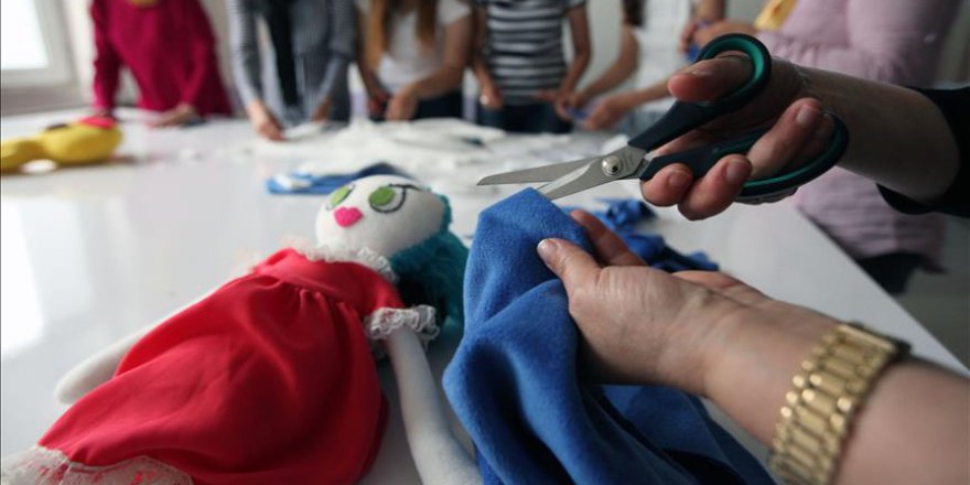 Savaş mağduru çocuklar için 'bez bebek' yapıyorlar