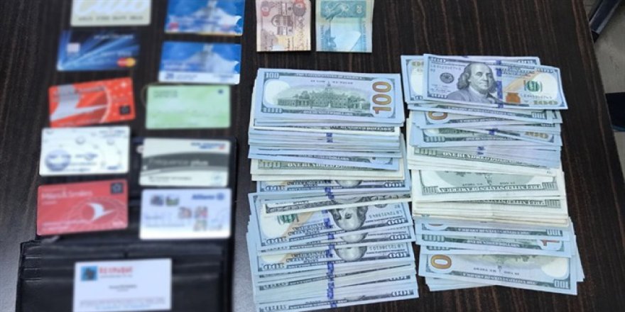 Bulduğu dolar dolu cüzdanı sahibine teslim etti