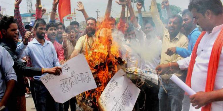 Hindistan'da Hacı Adaylarına yapılan saldırı protesto edildi
