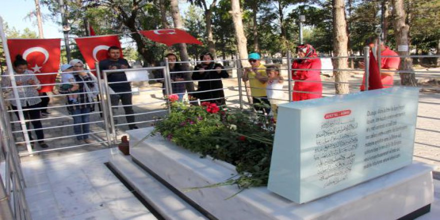 Şehit Halisdemir'in kabri ziyaretçi akınına uğruyor