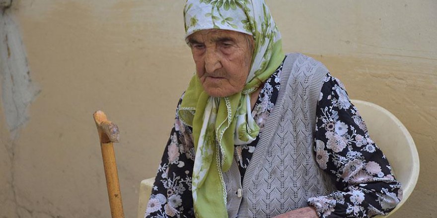 113 yaşındaki Fatma nine 15 Temmuz nöbetinde yer almak istiyor