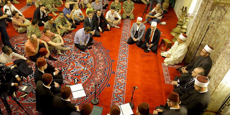 Mardin'de çocuklar şehitler için dua etti