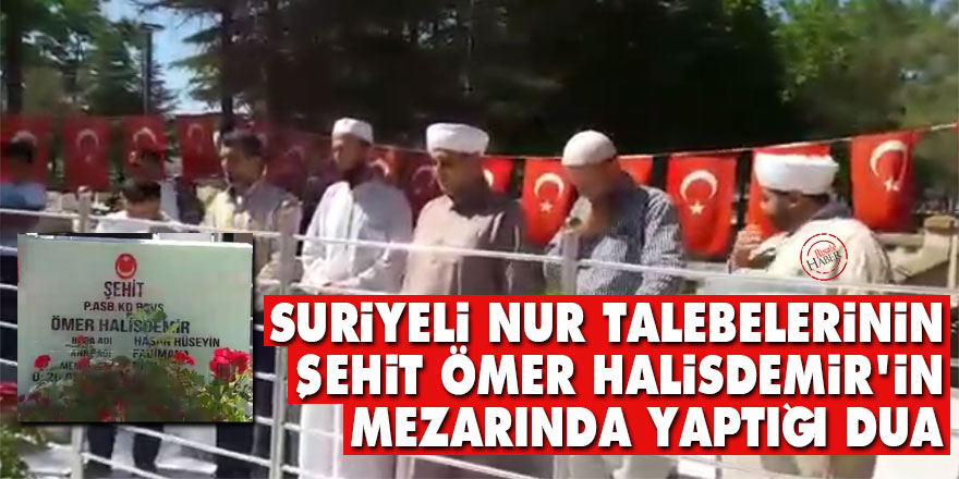 Suriyeli Nur talebelerinin şehit Ömer Halisdemir'in mezarında yaptığı dua
