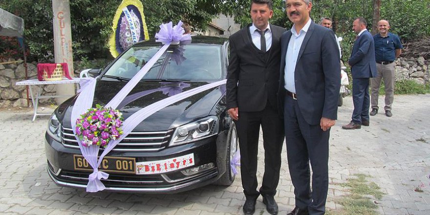 Belediye başkanı şehit kardeşinin düğününde makam aracını kendisi kullandı