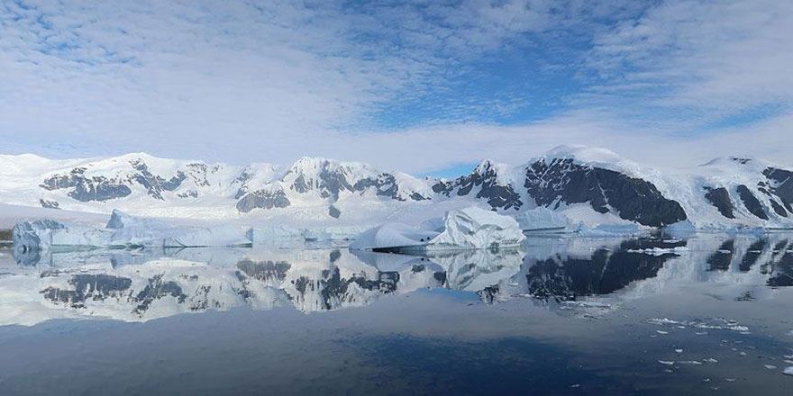 Bir trilyon ton ağırlığındaki buz okyanusa doğru sürükleniyor