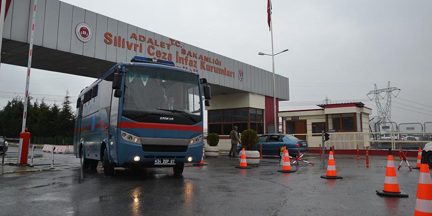 İstanbul'da sağanak nedeniyle su basan duruşma salonu boşaltıldı