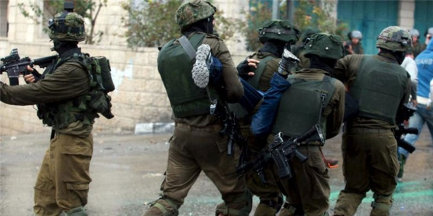 İsrail, namaz kılanlara ses bombası attı, plastik mermi sıktı