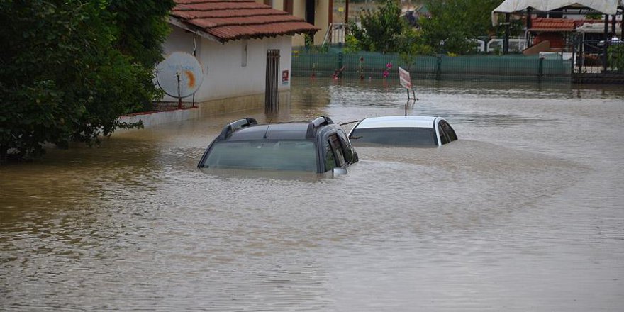 İstanbul'daki şiddetli yağış nedeniyle çalışmalar devam ediyor