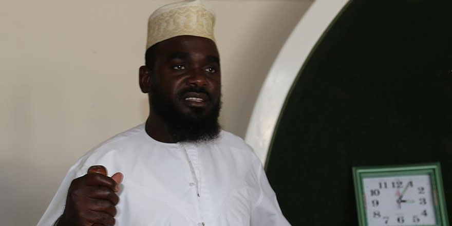 Heykele itiraz eden Hıristiyan, İslamı seçti imam oldu