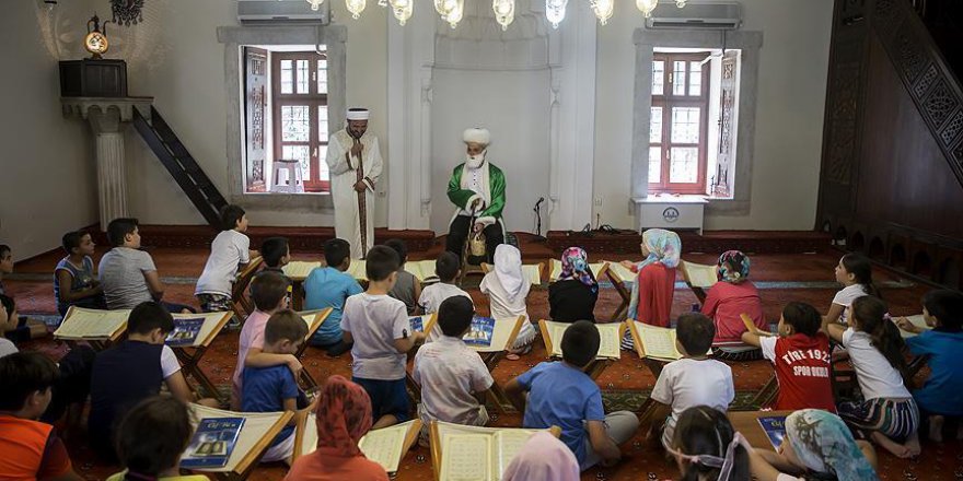 Çocukları 'sosyal medya' ile camiye teşvik etti