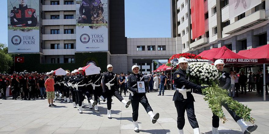 İstanbul'da şehit olan polisler için tören