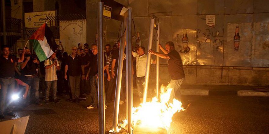 Filistinliler İsrail'e karşı sokakta