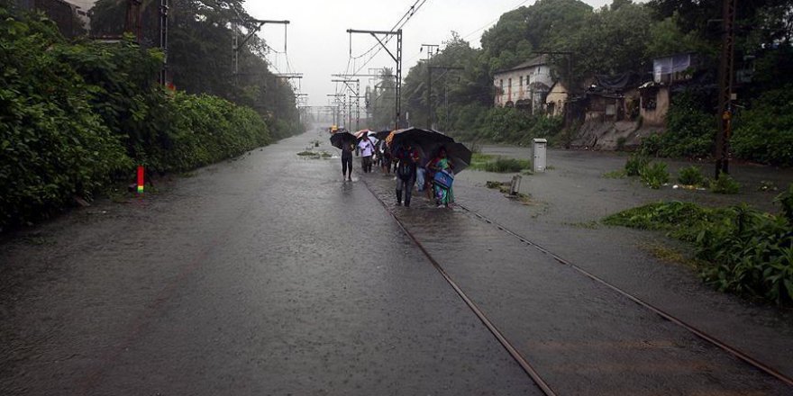 Hindistan'daki selde bir haftada 48 kişi öldü