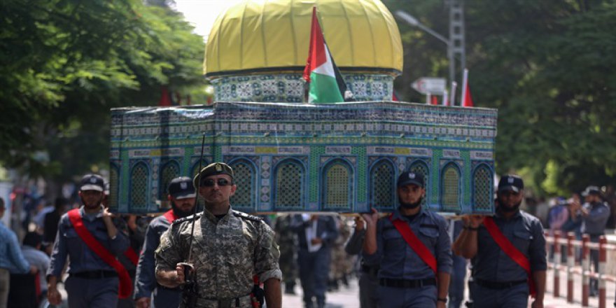 Gazze'den Kudüs'e destek için askeri geçit töreni yapıldı