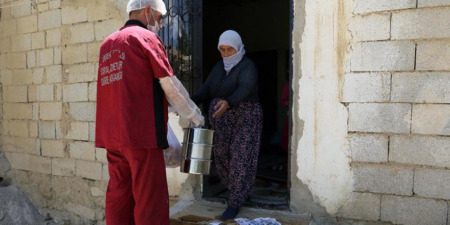 İhtiyaç sahibi ailelere 'kapıya teslim' sıcak yemek
