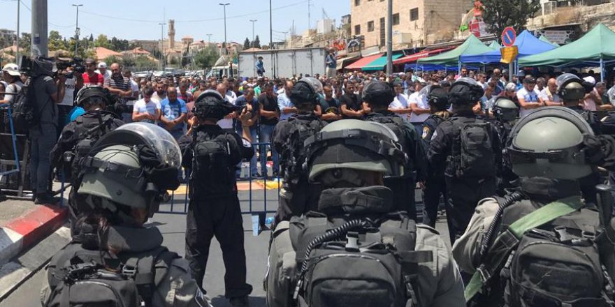 İsrail Mescid-i Aksa'da cumayı yine engelledi Filistinliler patlamak üzere