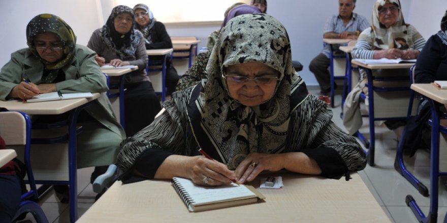 67 yaşında okuma yazma öğreniyor