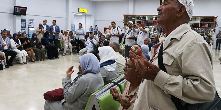 Adana'da ilk hac kafilesi dualarla uğurlandı