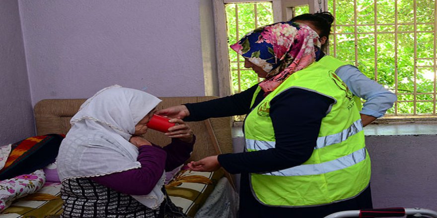 Belediye ekipleri yaşlıların evlerini temizliyor