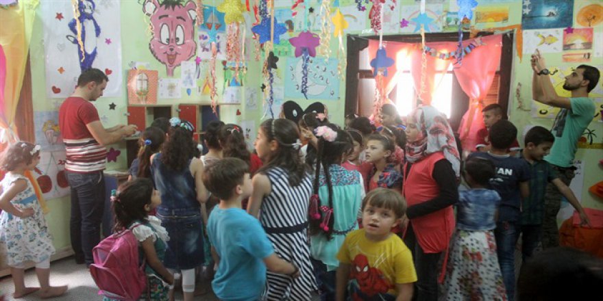 Savaşın izlerini resim yaparak silmeye çalışıyorlar