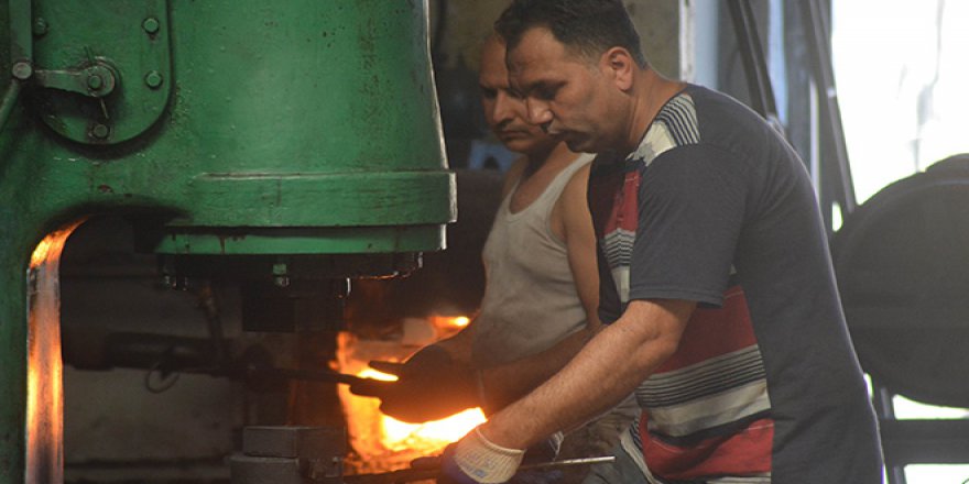 Demir işçileri 1200 derecede ekmek parası kazanıyorlar