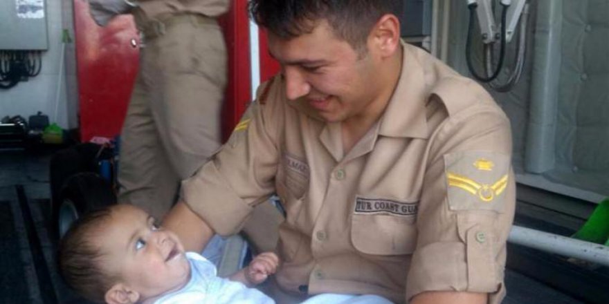 Sahil güvenlik Suriyeli bebeği kurtardı