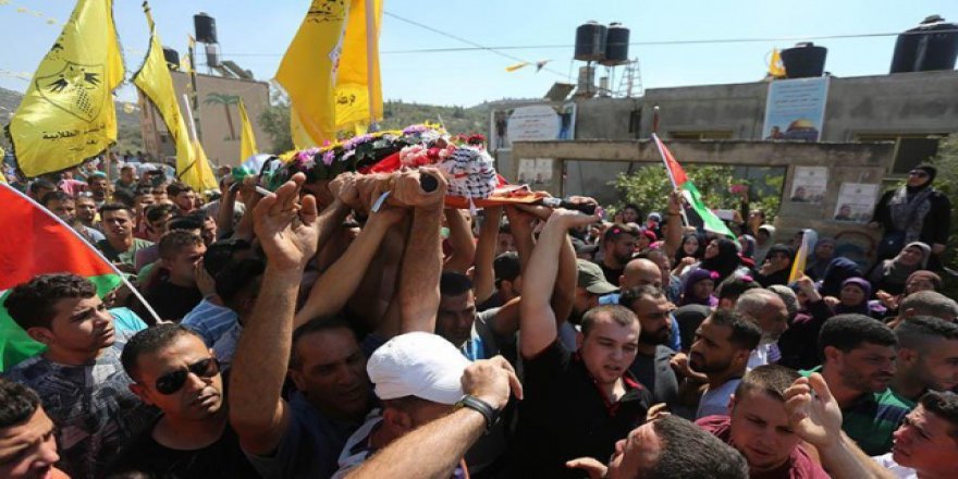 İsrail'in naaşını alıkoyduğu 2 Filistinli defnedildi
