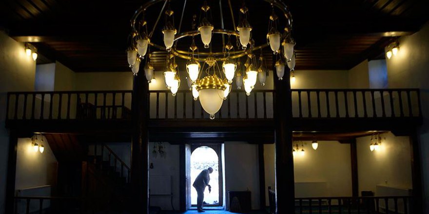 Samanlık ve ahır yapılan cami yeniden ibadete açılacak