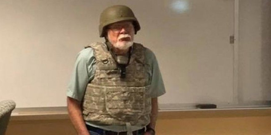 ABD'li profesör, 'can güvenliğim yok' dedi, miğfer ve çelik yelekle derse girdi