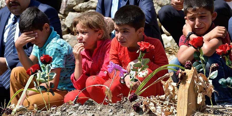 Duygusal anlar! Öğrenciler şehit öğretmenlerinin kabrini ziyaret etti