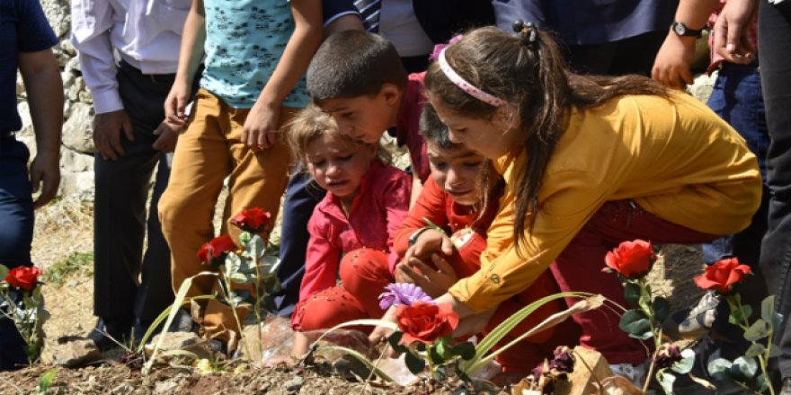 Öğrencileri şehit öğretmenin kabrini ve ailesini ziyaret etti
