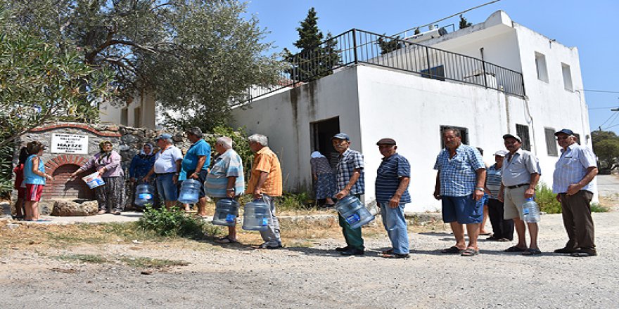 Su için kuyruğa giriyorlar
