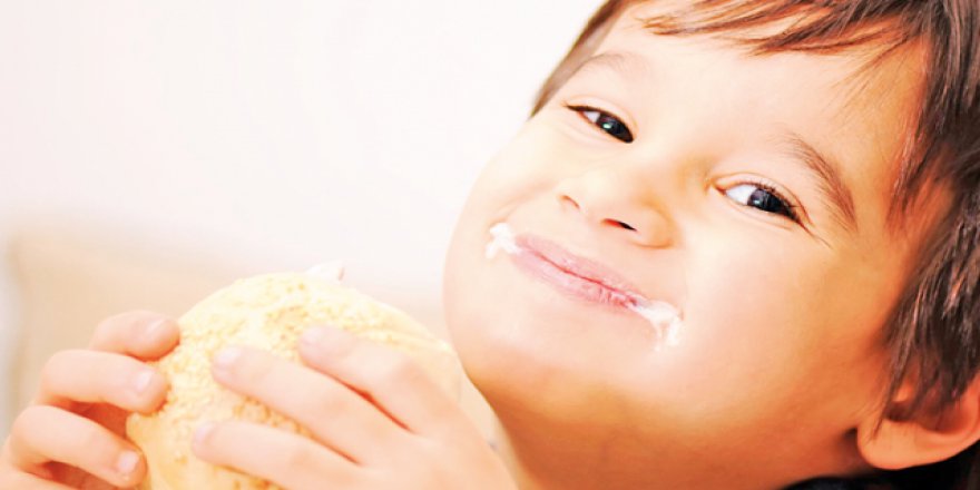 'Çocuklara zorla yemek yedirmek obeziteye sebep oluyor'