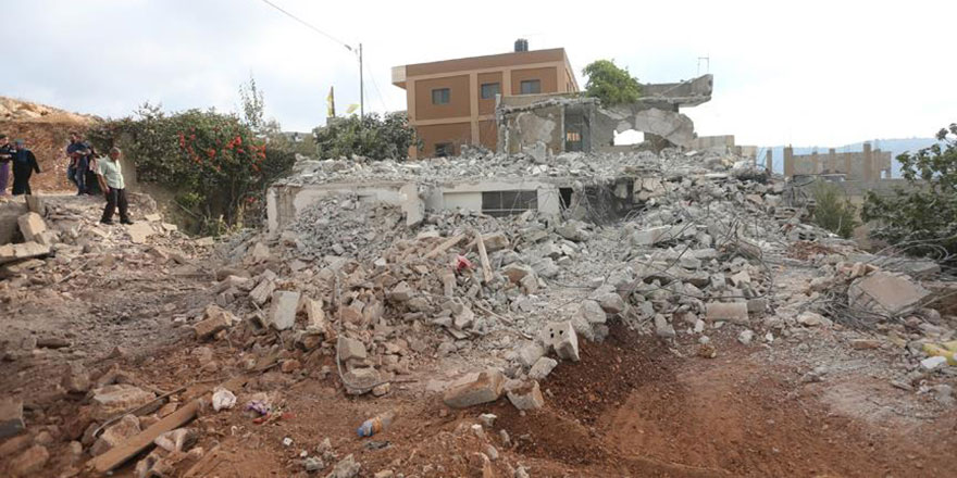İsrail, baskın yapıp Filistinlilere ait 3 evi yıktı