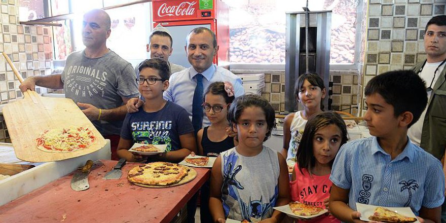 Tuncelili çocukların pizza keyfi