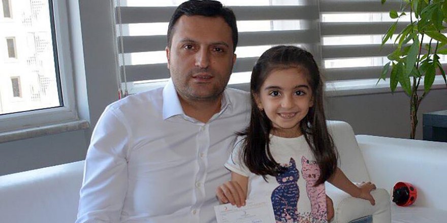 Minik Yağmur harçlığını Kızılay'a bağışladı