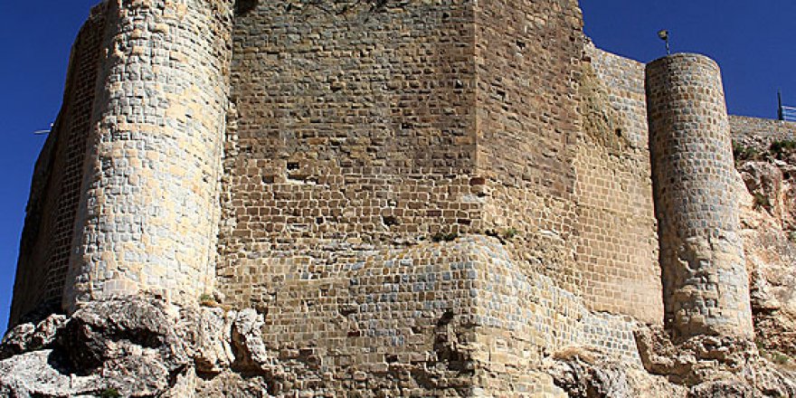 2 bin 800 yıllık tarihi surlar ayağa kaldırılıyor