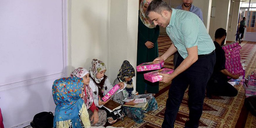 Kur'an kursu öğrencilerine hediye dağıttı
