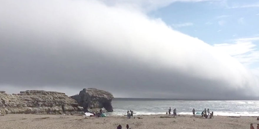 Sahilin üzerini dev bulut kaplayınca ‘kıyamet başladı’ dediler