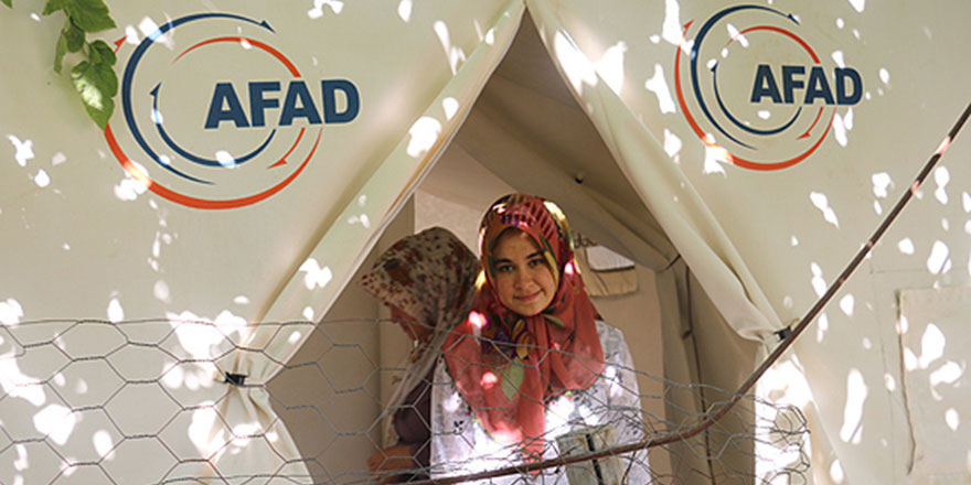 Depremzede kızın çadırda üniversite sevinci