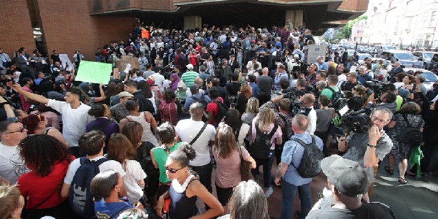Londra'da bina yangınında mağdur olanlar protesto düzenledi