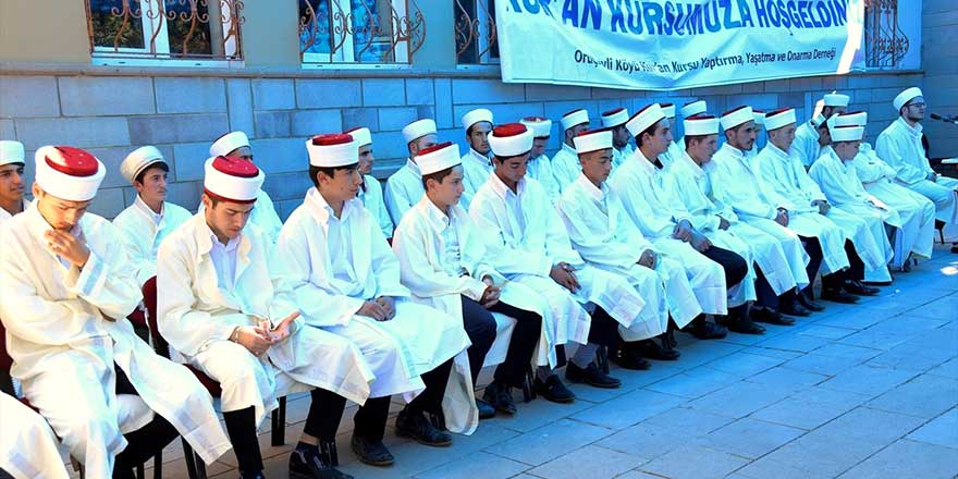 Bayburt'ta hafız olan 30 kursiyer icazet aldı