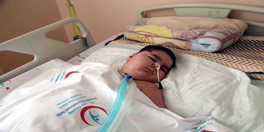 Hastane personelinden minik Emir'e şefkat eli