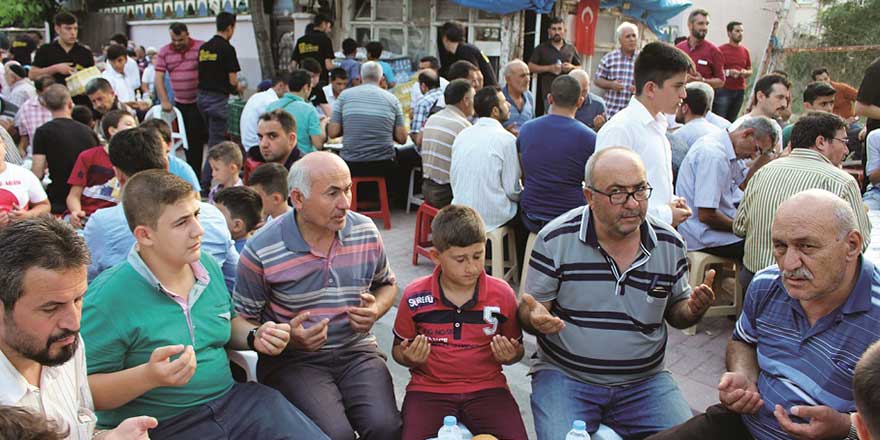 Bediüzzaman ve Hüsrev Altınbaşak için 40 yıldır verilen yemek