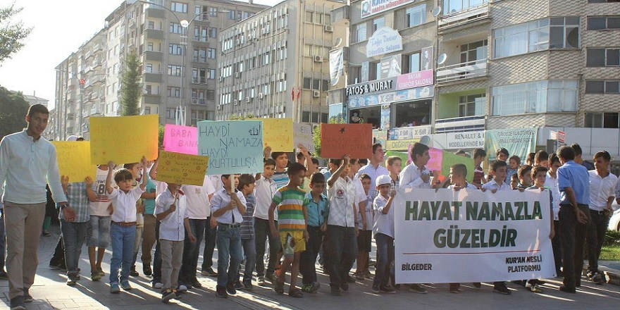 Çocuklar, 'Baba bana namaz kılmayı öğret' diyerek yürüdü