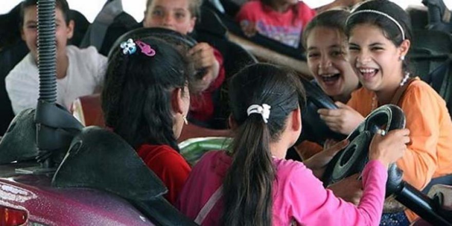 Suriyeli ve Iraklı çocuklar ilk kez lunaparka gitti